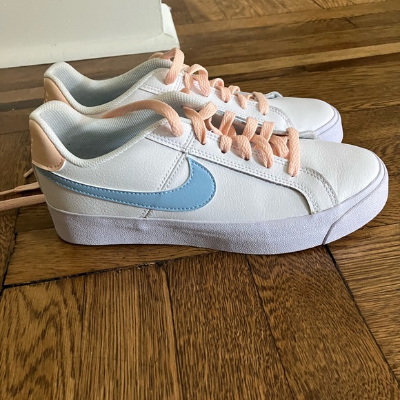 EUC Nike Leather Sneakers - Picture 7 of 9